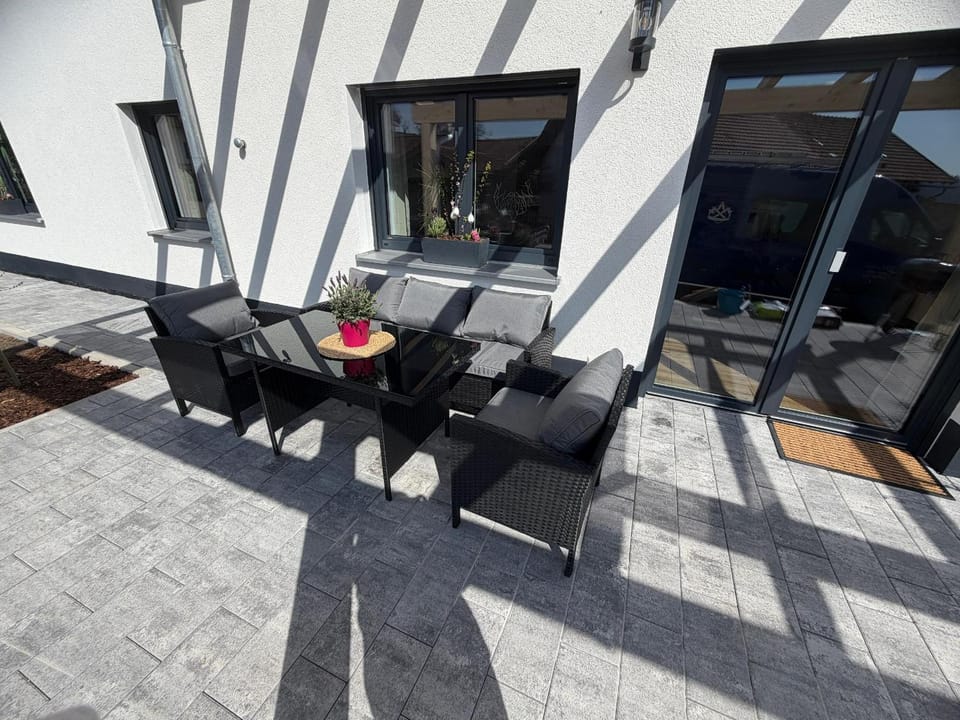 Property building, Balcony/Terrace, Seating area