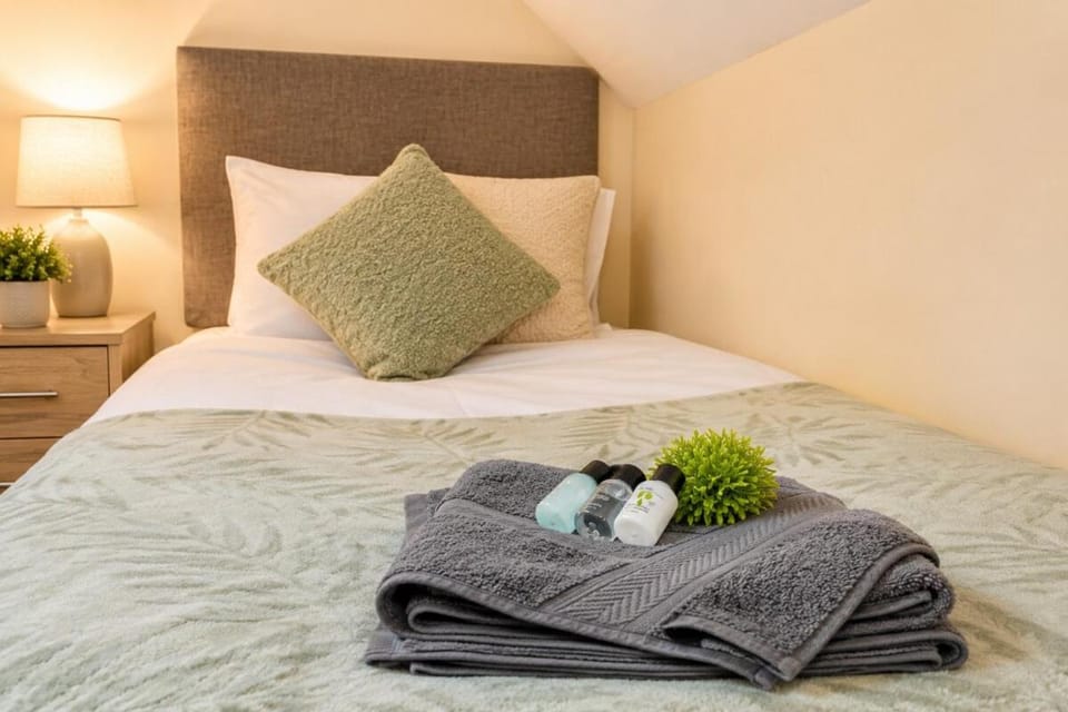2 BR 3 Bed - Apartment- Long stays welcome - Close to Hinkley - Free private parking Apartment in Taunton Deane