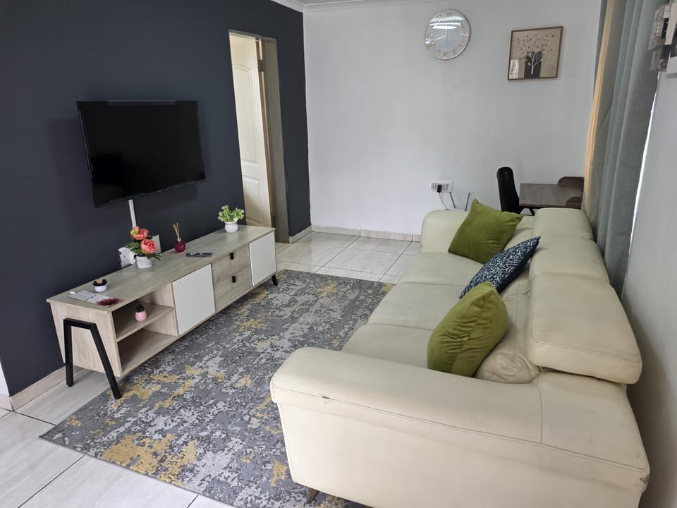5star check in Pool Access 1BR Kempton Park Apartment in Gauteng