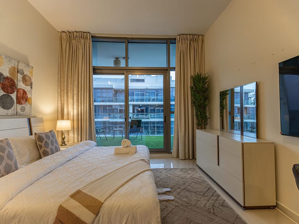 Spacious Golf & Pool View Home with Huge Balcony Apartment in Dubai