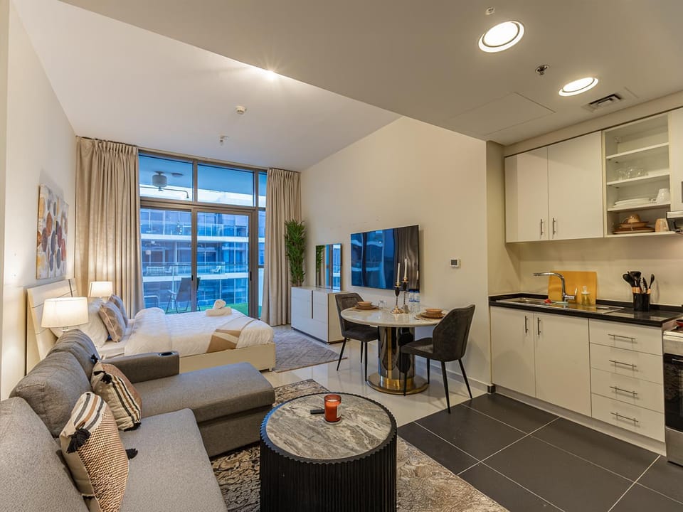 Spacious Golf & Pool View Home with Huge Balcony Apartment in Dubai