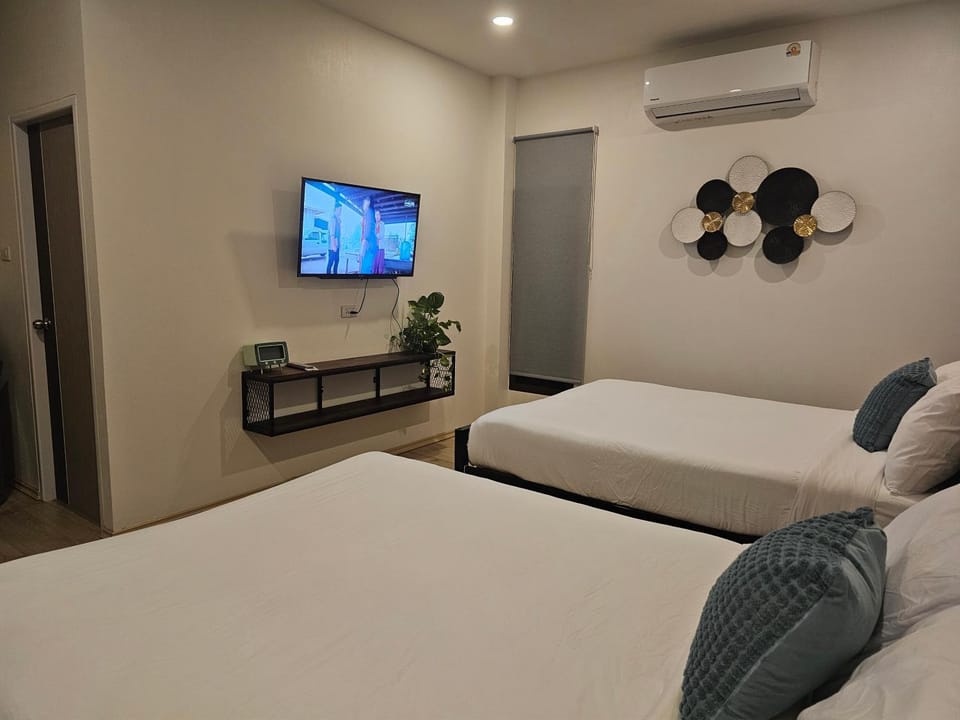 Bed, TV and multimedia, Photo of the whole room