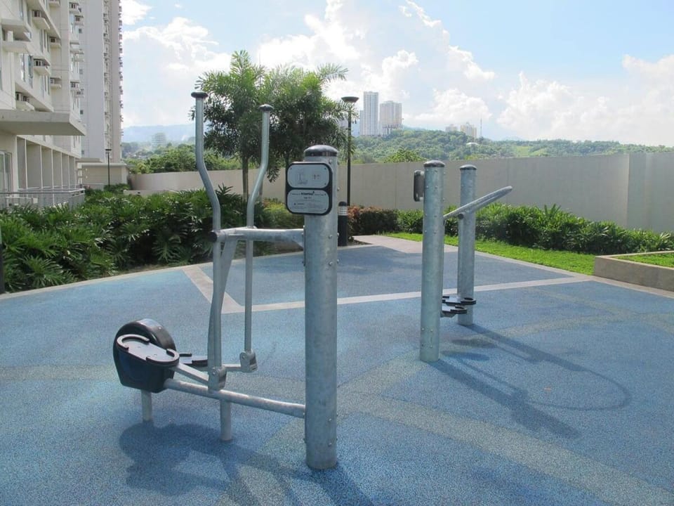 Stylish Two Bedroom Unit in Avida with Netflix Apartment in Lapu-Lapu City