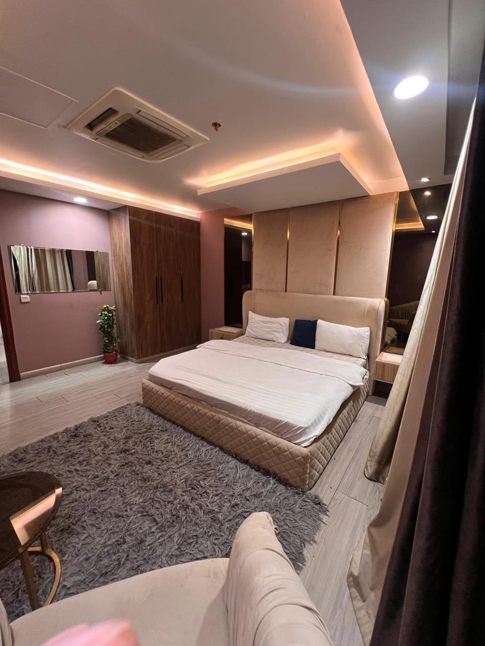 Bed, TV and multimedia, Photo of the whole room, Seating area, Bedroom, air conditioner