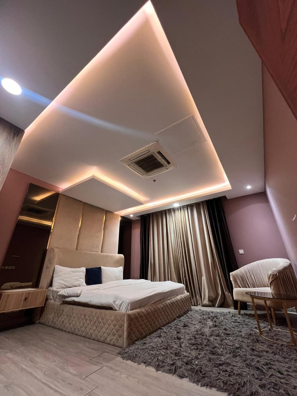Bed, TV and multimedia, Photo of the whole room, Bedroom