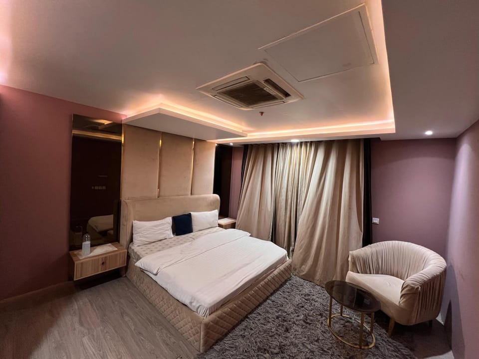 Bed, Photo of the whole room, Seating area, Bedroom, air conditioner