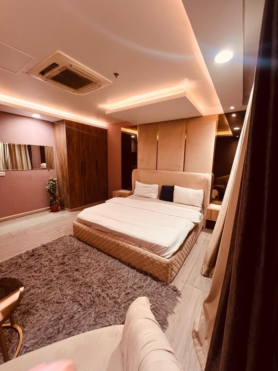 Bed, TV and multimedia, Photo of the whole room, Seating area, Bedroom, wardrobe, air conditioner