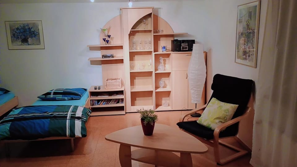 Bed, Photo of the whole room, Seating area