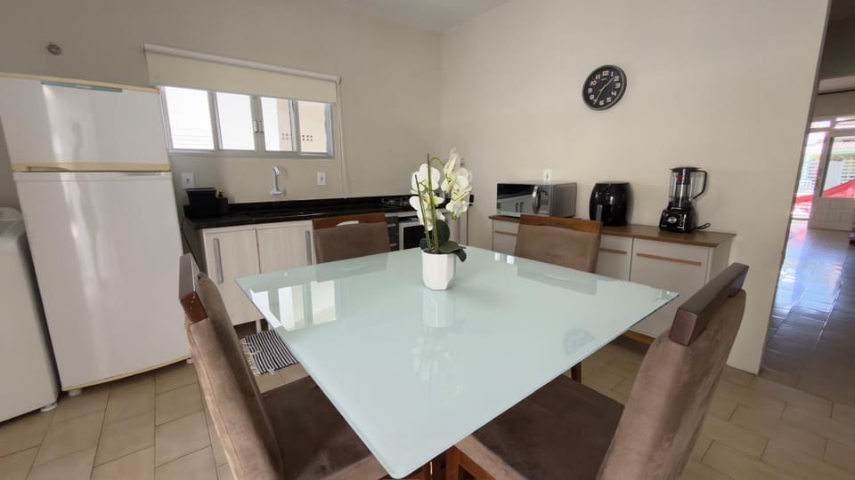 Coffee/tea facilities, Kitchen or kitchenette, Dining area, oven, stove