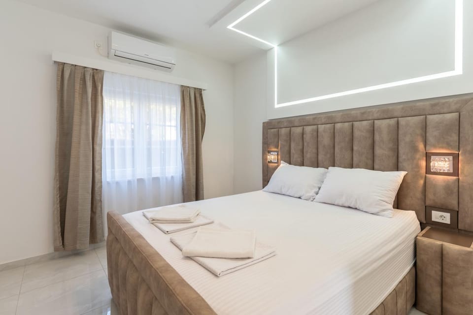 Bed, Photo of the whole room, Bedroom, towels, air conditioner