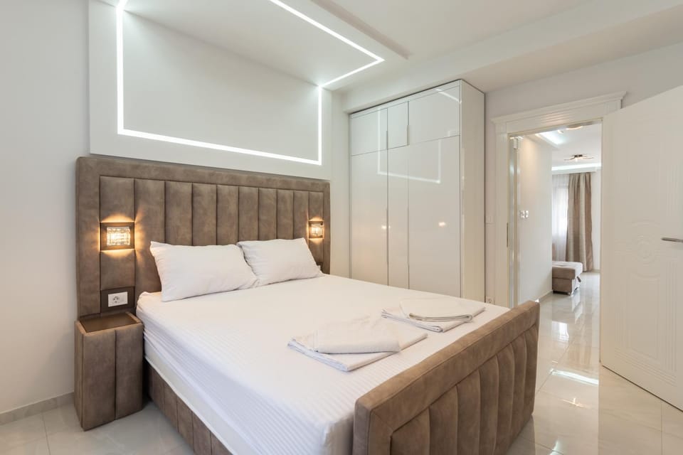 Bed, Photo of the whole room, Bedroom, towels