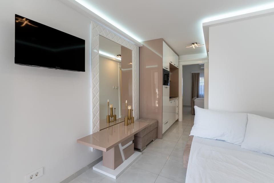 Bed, Living room, Photo of the whole room, Seating area