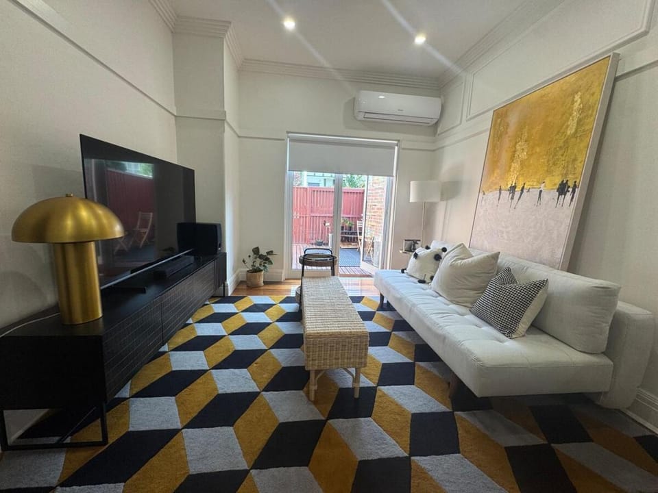 TV and multimedia, Living room, Seating area, air conditioner
