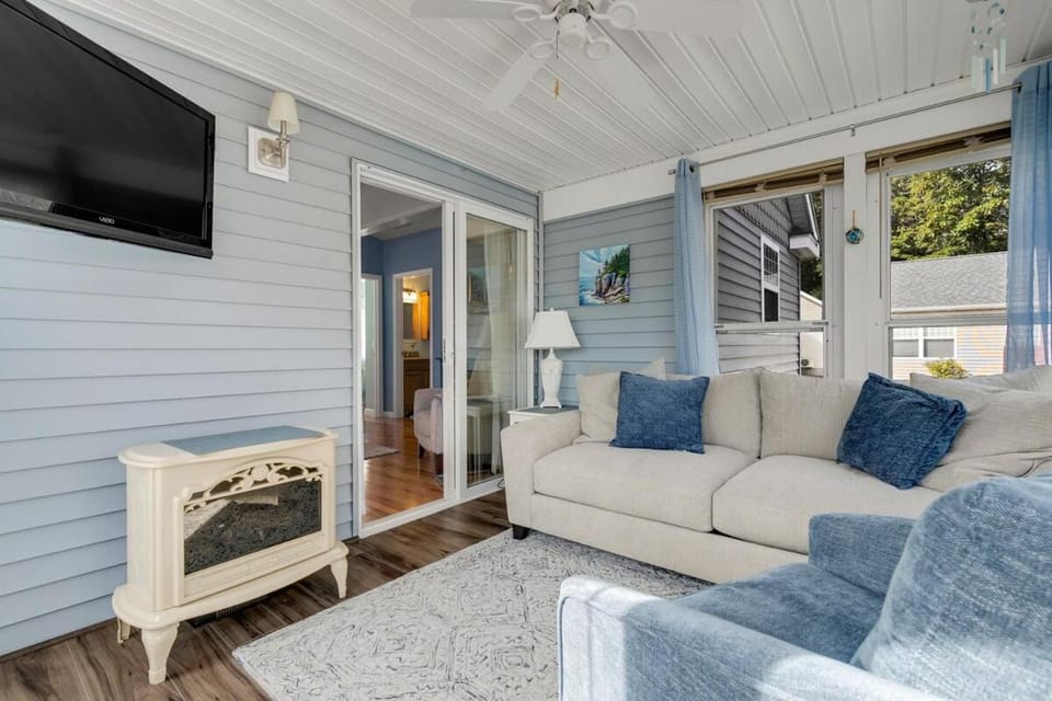 Beach Gear Included! Updated 2BR Cottage and Pool House in Wells