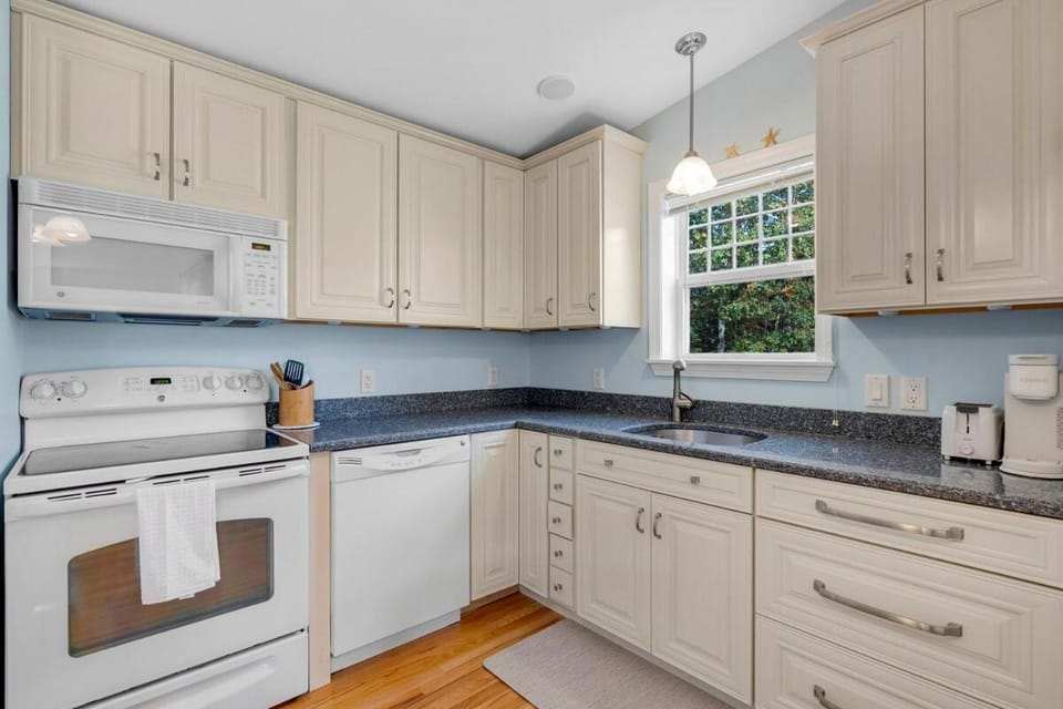 Beach Gear Included! Updated 2BR Cottage and Pool House in Wells