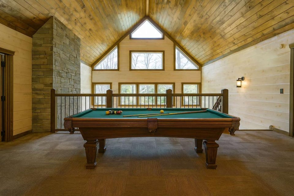 New 6BR Hot Tub-Firepit-Arcade-Playset Sleeps 22 House in Broken Bow