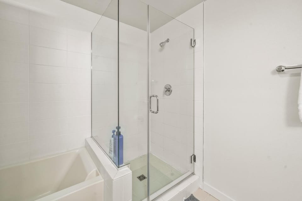 Santa Monica Coastal Retreat with Free Parking Minutes Walk to the Beach Apartment in Santa Monica