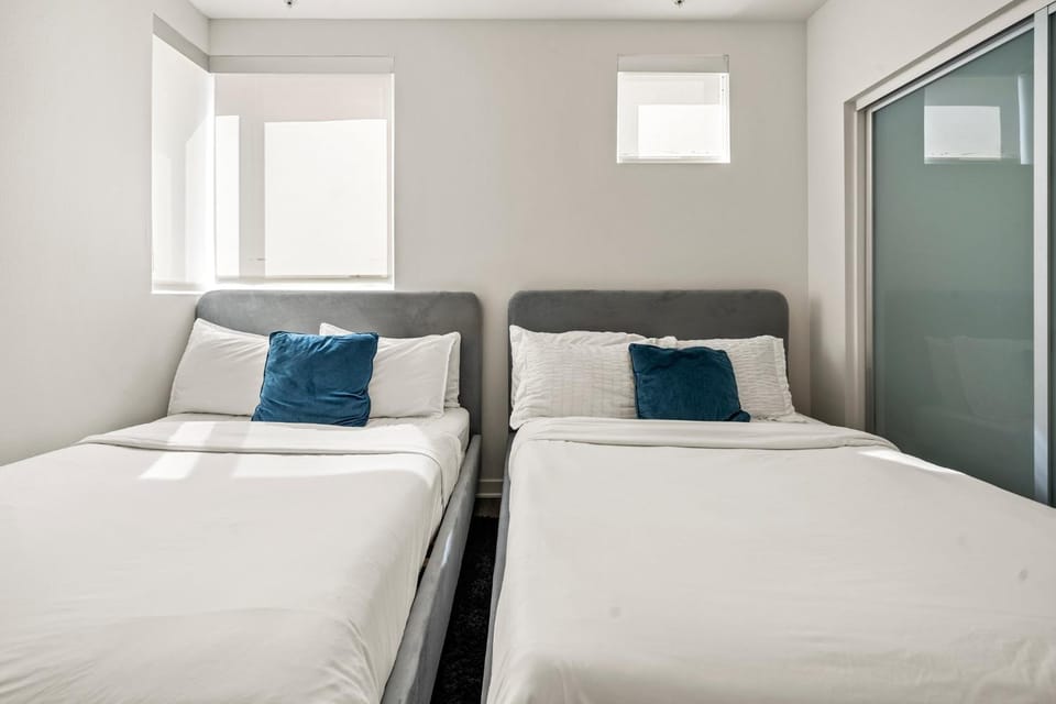 Santa Monica Coastal Retreat with Free Parking Minutes Walk to the Beach Apartment in Santa Monica