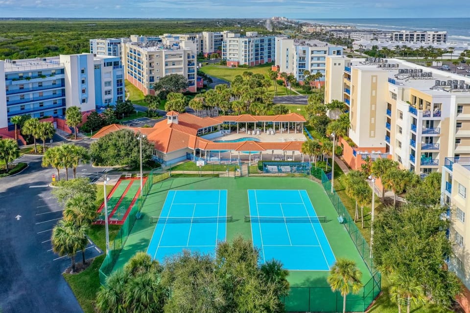 Oceanwalk Condo with Pool, Hot Tub, Tennis & Trails! Walk to no-drive beach! Apartment in Florida