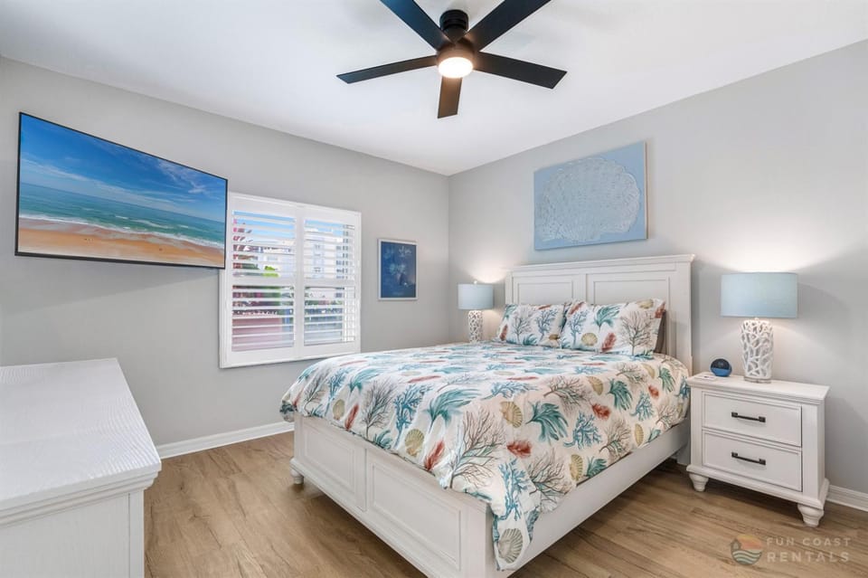 Oceanwalk Condo with Pool, Hot Tub, Tennis & Trails! Walk to no-drive beach! Apartment in Florida