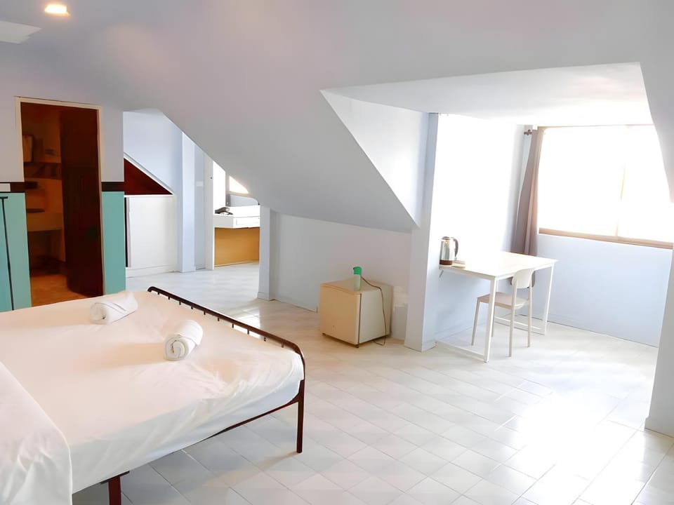 Bed, Photo of the whole room, Seating area, Dining area, Bedroom