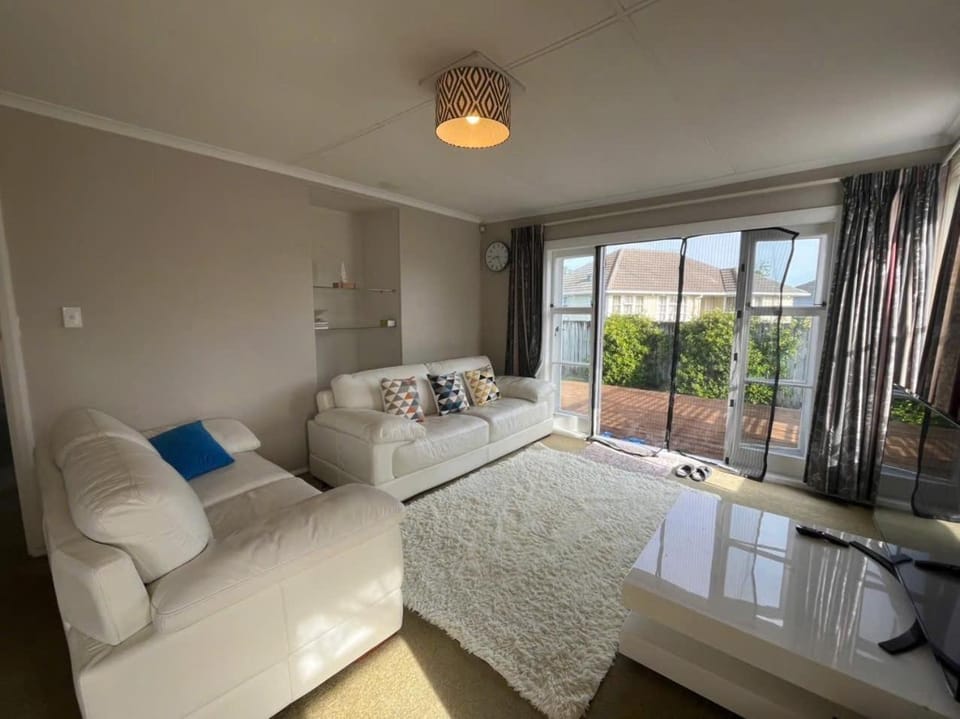 Communal lounge/ TV room, Living room, Seating area, Garden view, heating, internet, air conditioner