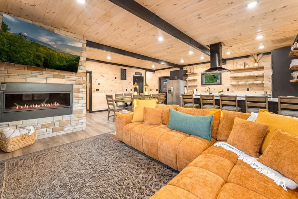 Luxury Cabin Villa with Indoor Pool Game Room Amazing Views Hot Tub Cabin in Gatlinburg