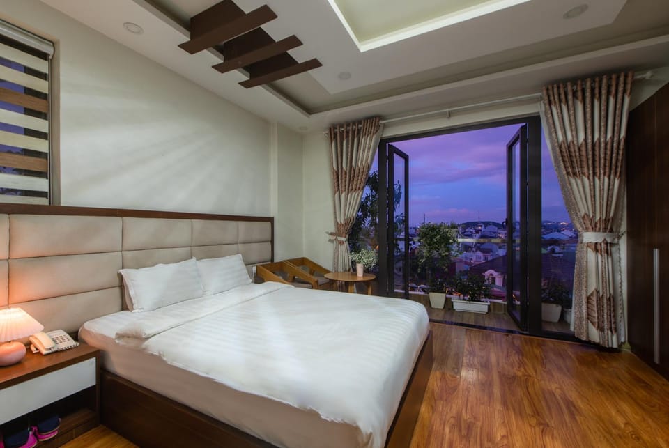 Bed, Natural landscape, Photo of the whole room, Bedroom