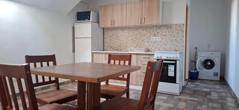Kitchen or kitchenette, Living room, Seating area, stove, dryer