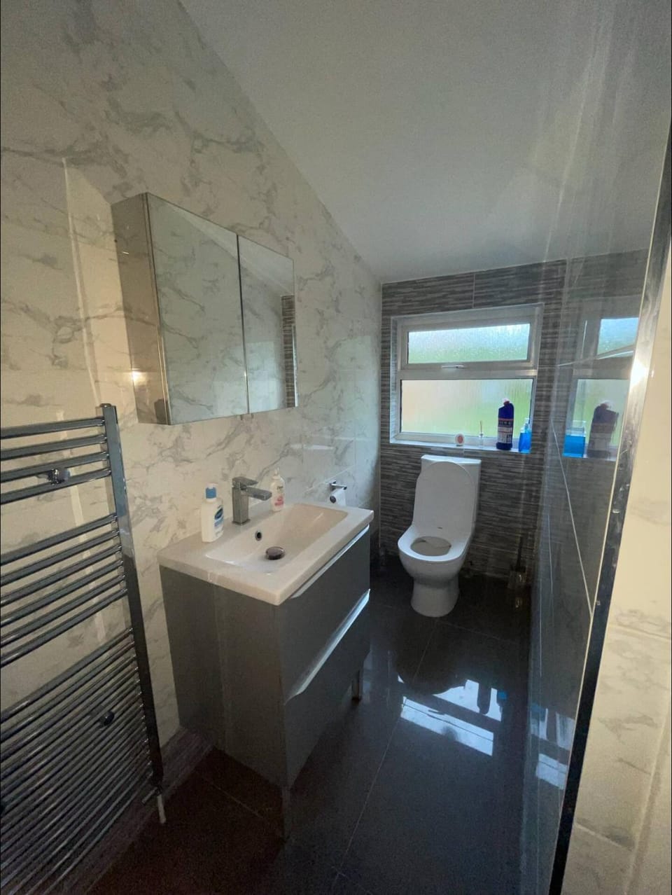 Large Double Room On Ground Floor with Free Parking, Workspace & Superfast WiFi Vacation rental in Reading
