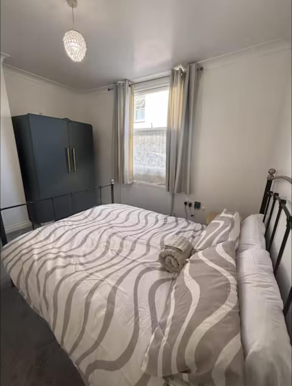 Large Double Room On Ground Floor with Free Parking, Workspace & Superfast WiFi Vacation rental in Reading