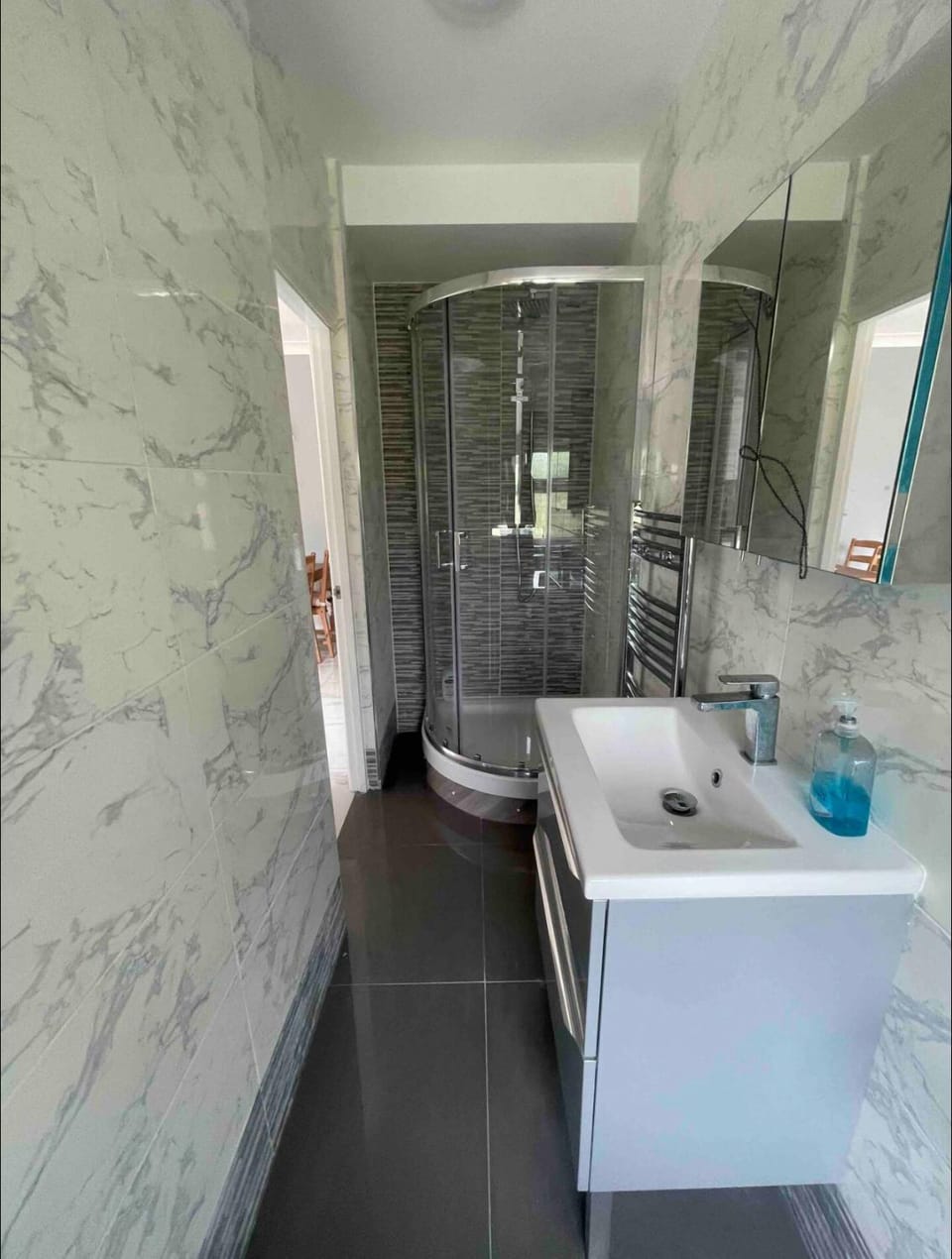 Large Double Room On Ground Floor with Free Parking, Workspace & Superfast WiFi Vacation rental in Reading