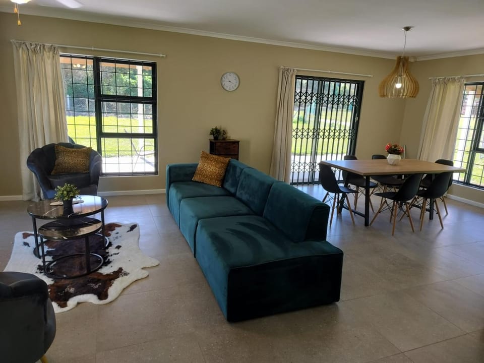 Seating area, Dining area