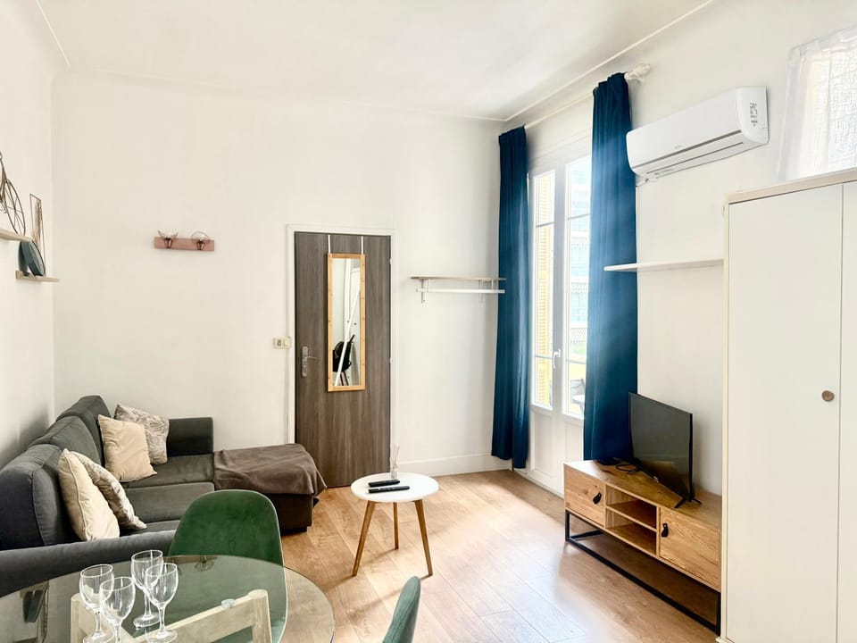 Studio Carré Or avec balcon Apartment in Nice