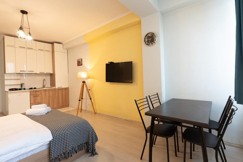 Bed, TV and multimedia, Kitchen or kitchenette, Living room, Photo of the whole room, Dining area, Bedroom