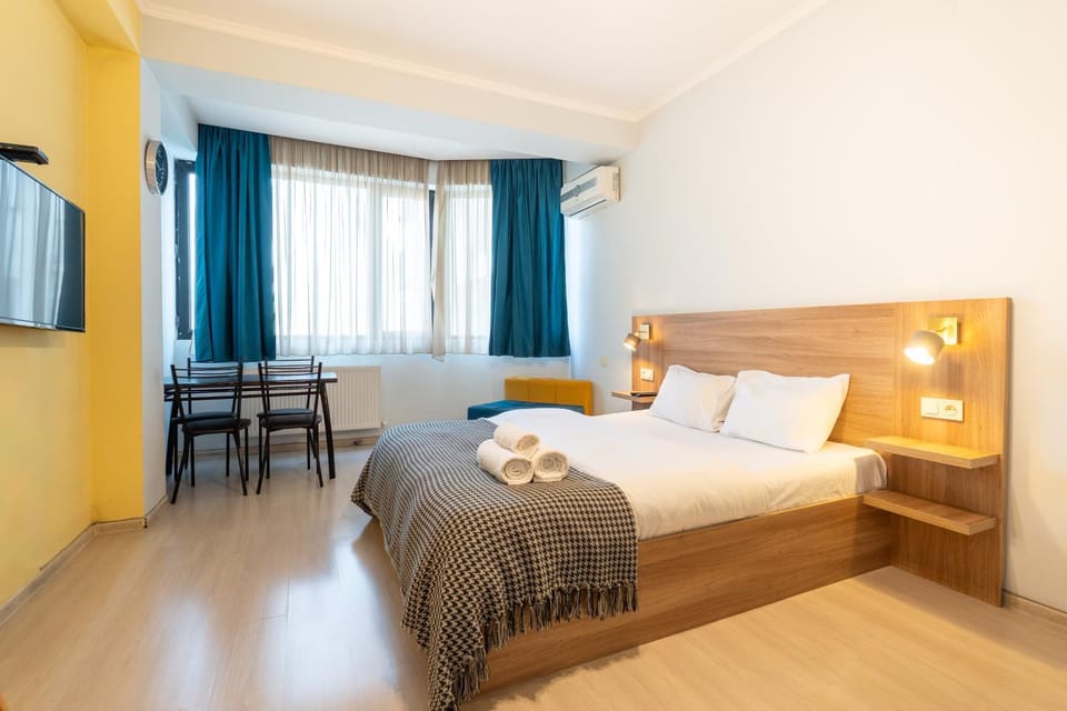Bed, TV and multimedia, Bedroom