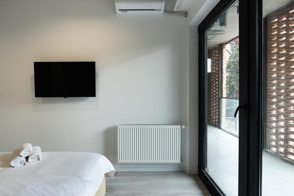 Bed, TV and multimedia, Bedroom, towels, air conditioner