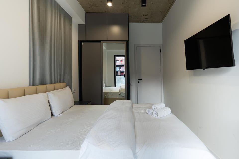 Bed, TV and multimedia, Bedroom