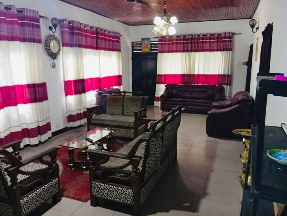 Easy access to Negombo beaches Villa in Negombo