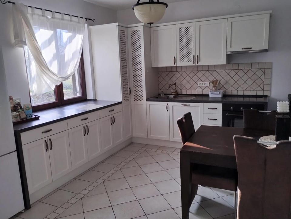 Kitchen or kitchenette, Dining area, dishwasher, oven, pet friendly, stove