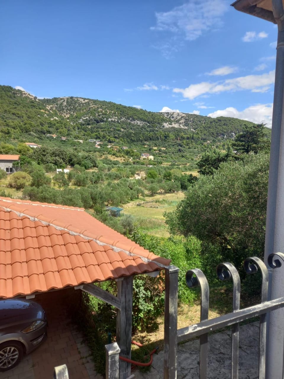 Day, Neighbourhood, Natural landscape, Mountain view, Parking