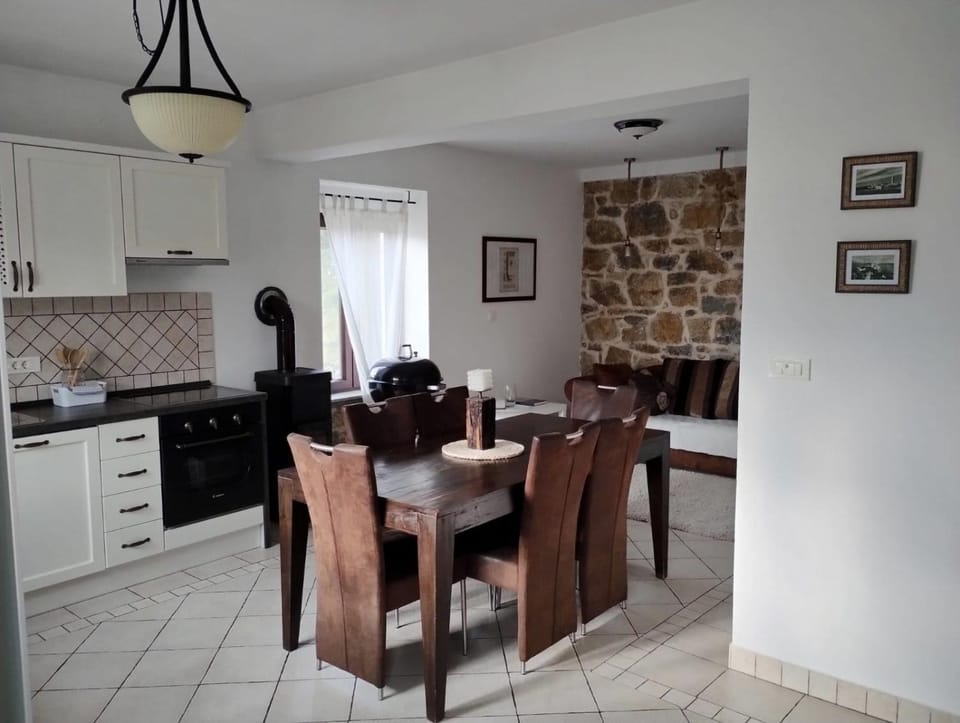 Kitchen or kitchenette, Living room, Seating area, Dining area, oven, pet friendly, stove