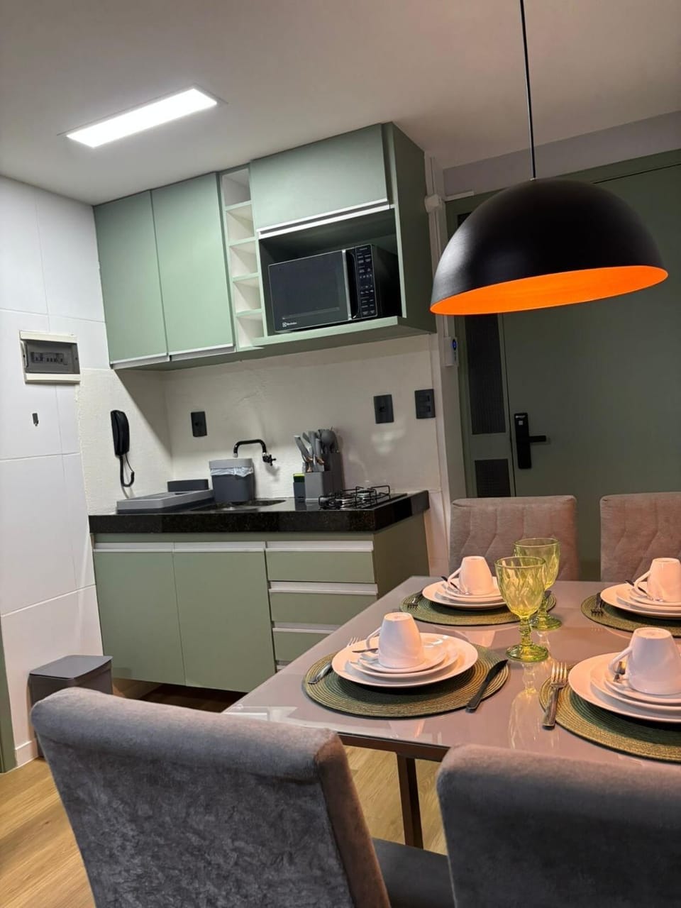 Coffee/tea facilities, Kitchen or kitchenette, Seating area, Dining area, stove