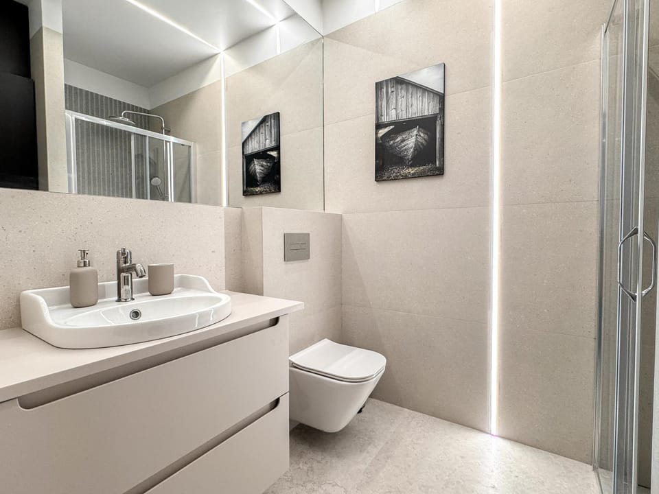 Shower, Toilet, Bathroom, towels