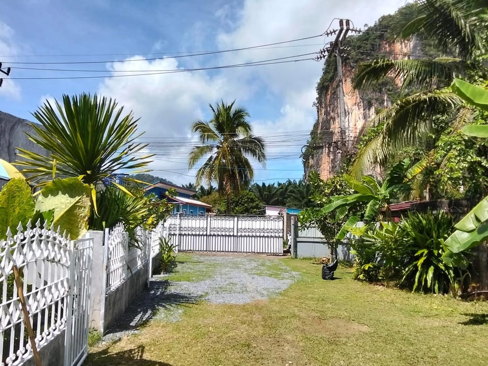 Mountain View Garden House Bed and Breakfast in Krabi Changwat