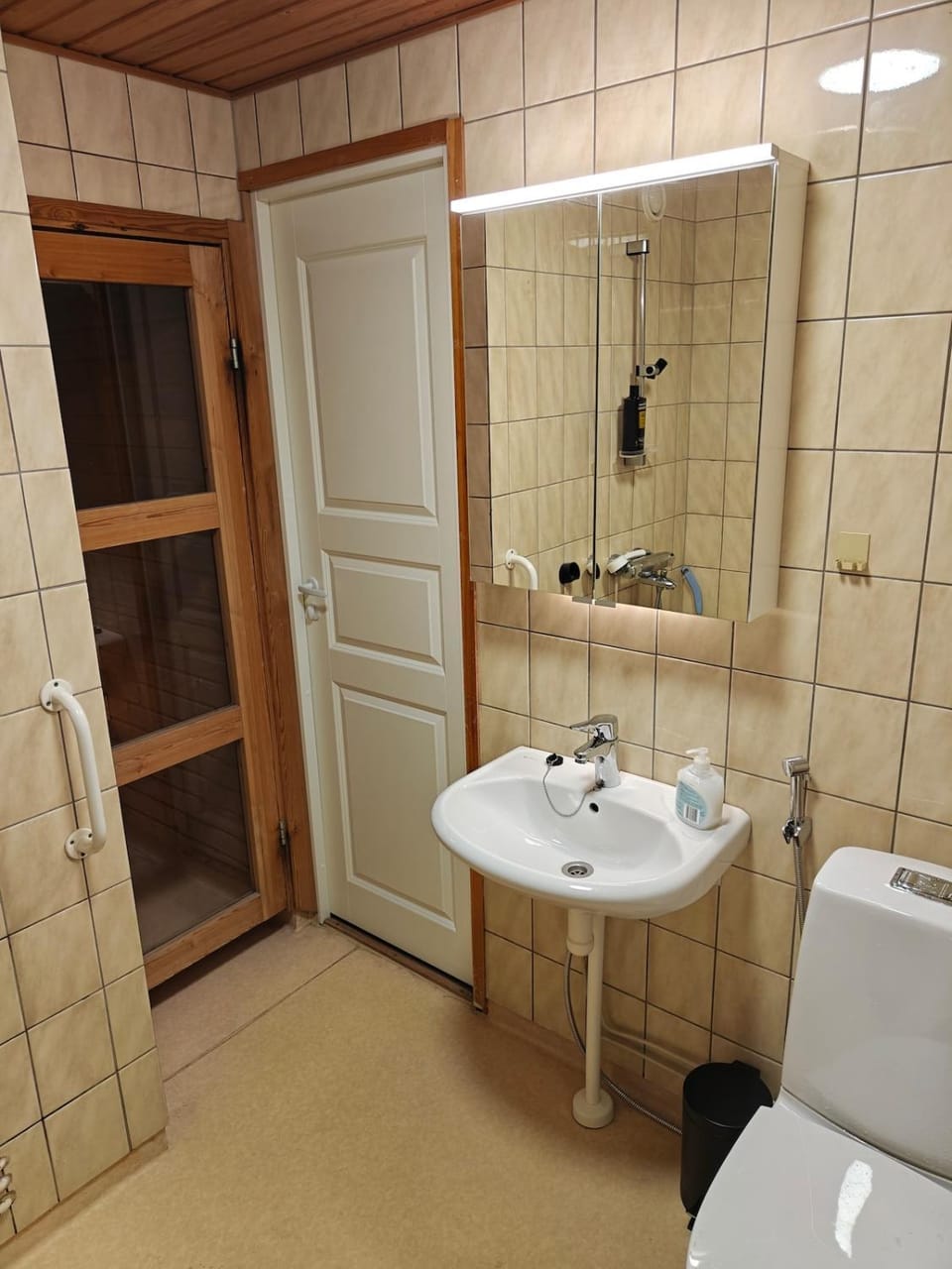 Kaupunkikoti omalla saunalla sekä lähellä juna-asemaa, 100M Wifi Apartment in Uusimaa