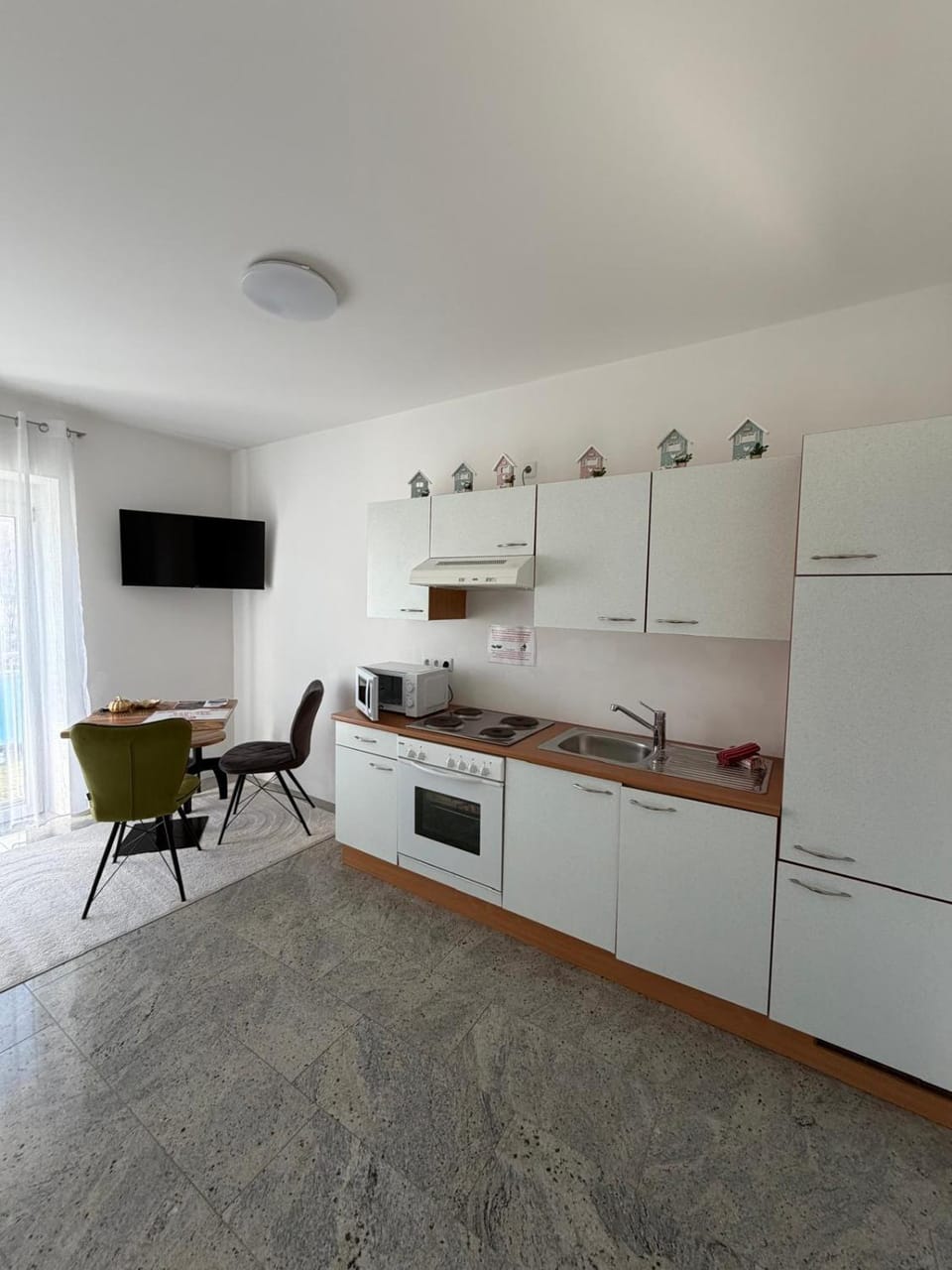 TV and multimedia, Kitchen or kitchenette, Dining area, oven, stove