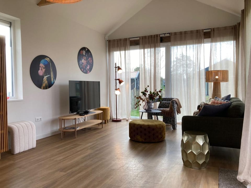 Communal lounge/ TV room, TV and multimedia, Living room