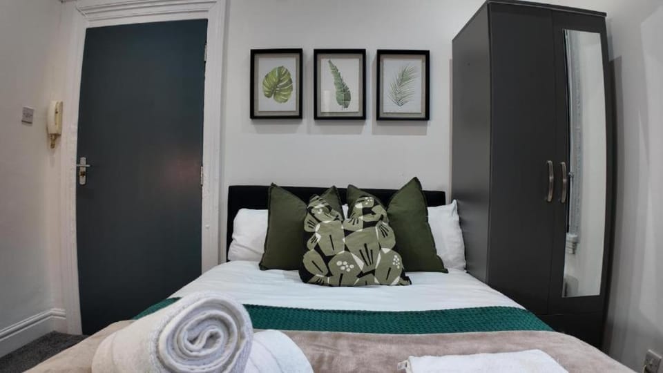 Cosy, Newly Refurbished Studio with Private Off-Suite Bathroom& Parking Apartment in Birmingham