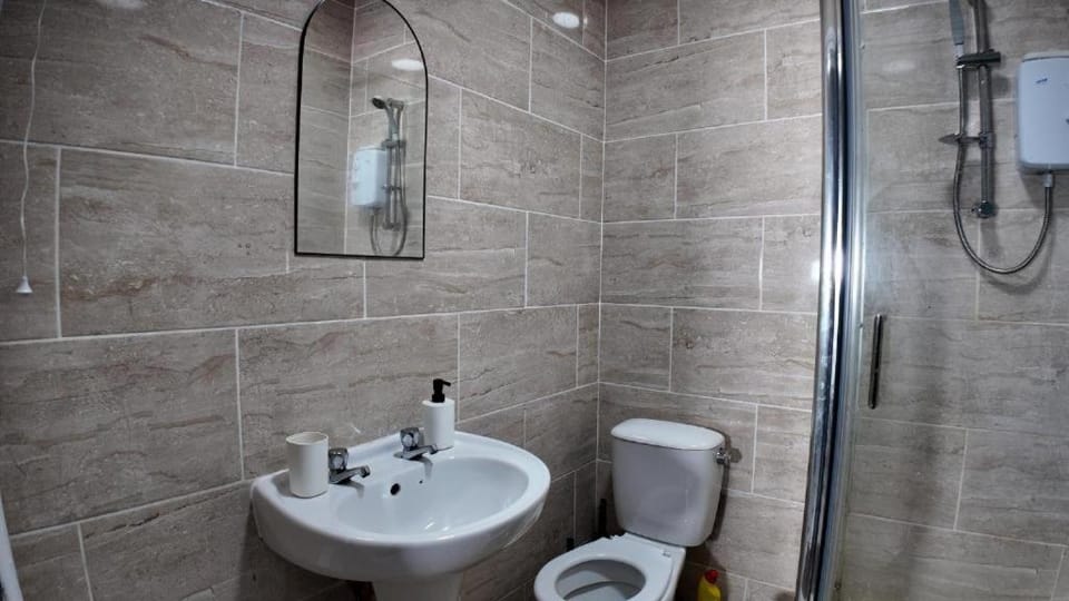 Cosy, Newly Refurbished Studio with Private Off-Suite Bathroom& Parking Apartment in Birmingham